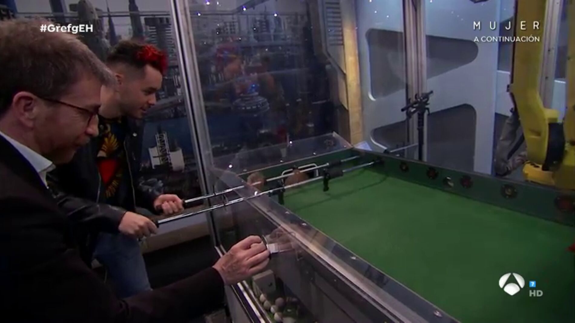 Marron sorprende a The Grefg con la increíble partida de futbolín contra una máquina