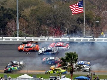 Brutal accidente múltiple en la Nascar con 16 coches implicados en las 500 Millas de Daytona
