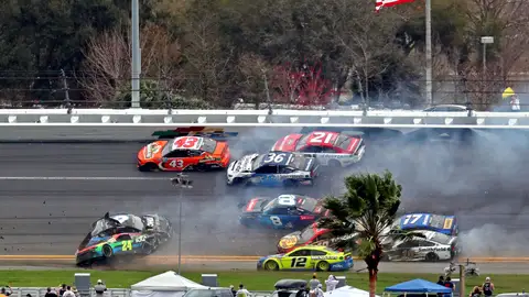 Brutal accidente múltiple en la Nascar con 16 coches implicados en las 500 Millas de Daytona Brutal accidente múltiple en la Nascar con 16 coches implicados en las 500 Millas de Daytona