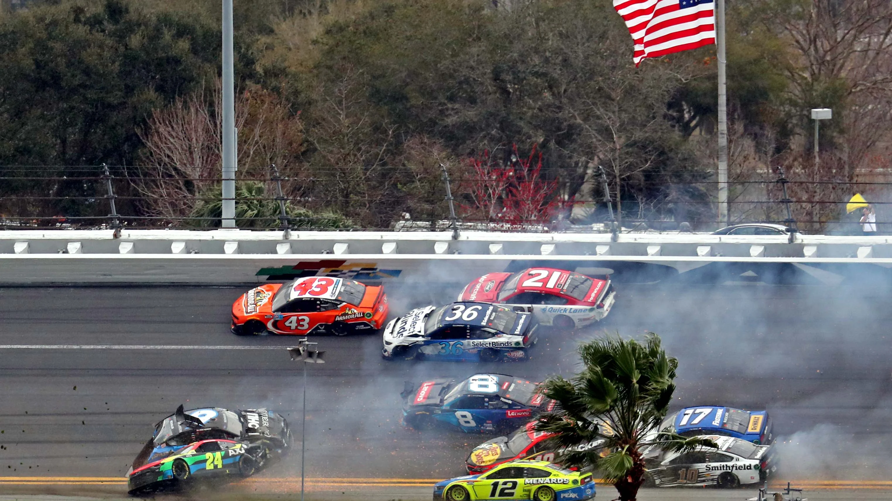 Brutal accidente múltiple en la Nascar con 16 coches implicados en las 500 Millas de Daytona Brutal accidente múltiple en la Nascar con 16 coches implicados en las 500 Millas de Daytona