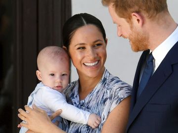 El príncipe Harry y su mujer Meghan, duques de Sussex, con su hijo Archie