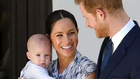 El príncipe Harry y su mujer Meghan, duques de Sussex, con su hijo Archie El príncipe Harry y su mujer Meghan, duques de Sussex, con su hijo Archie