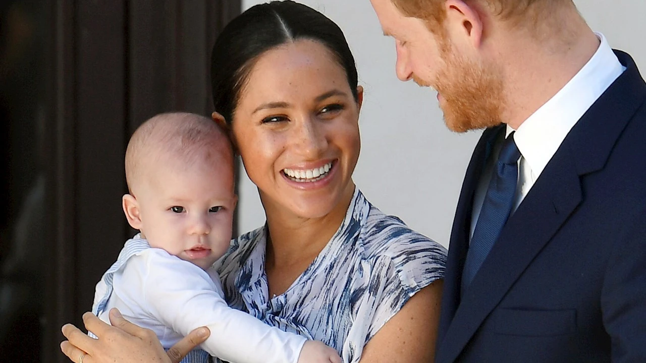 El pr&iacute;ncipe Harry y su mujer Meghan, duques de Sussex, con su hijo Archie