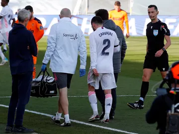 Dani Carvajal se retira lesionado en el partido ante el Valencia Dani Carvajal se retira lesionado en el partido ante el Valencia