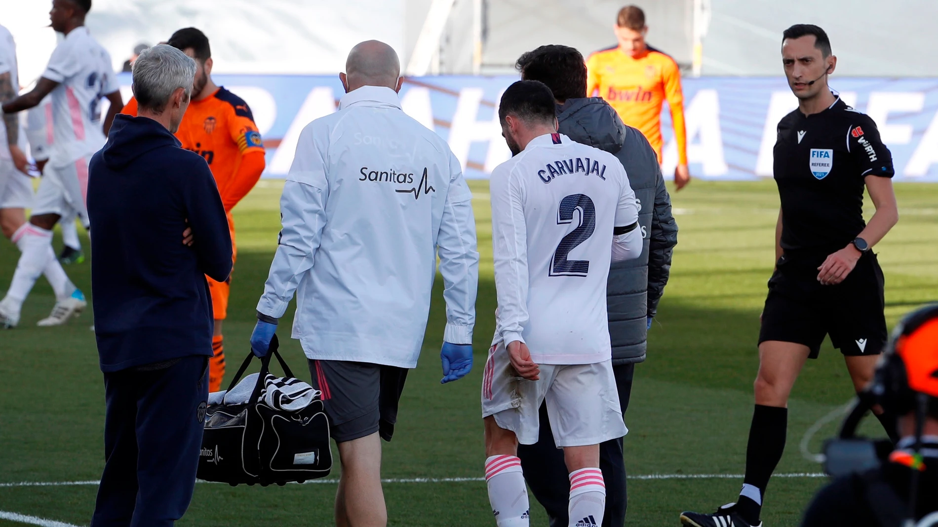 Dani Carvajal se retira lesionado en el partido ante el Valencia