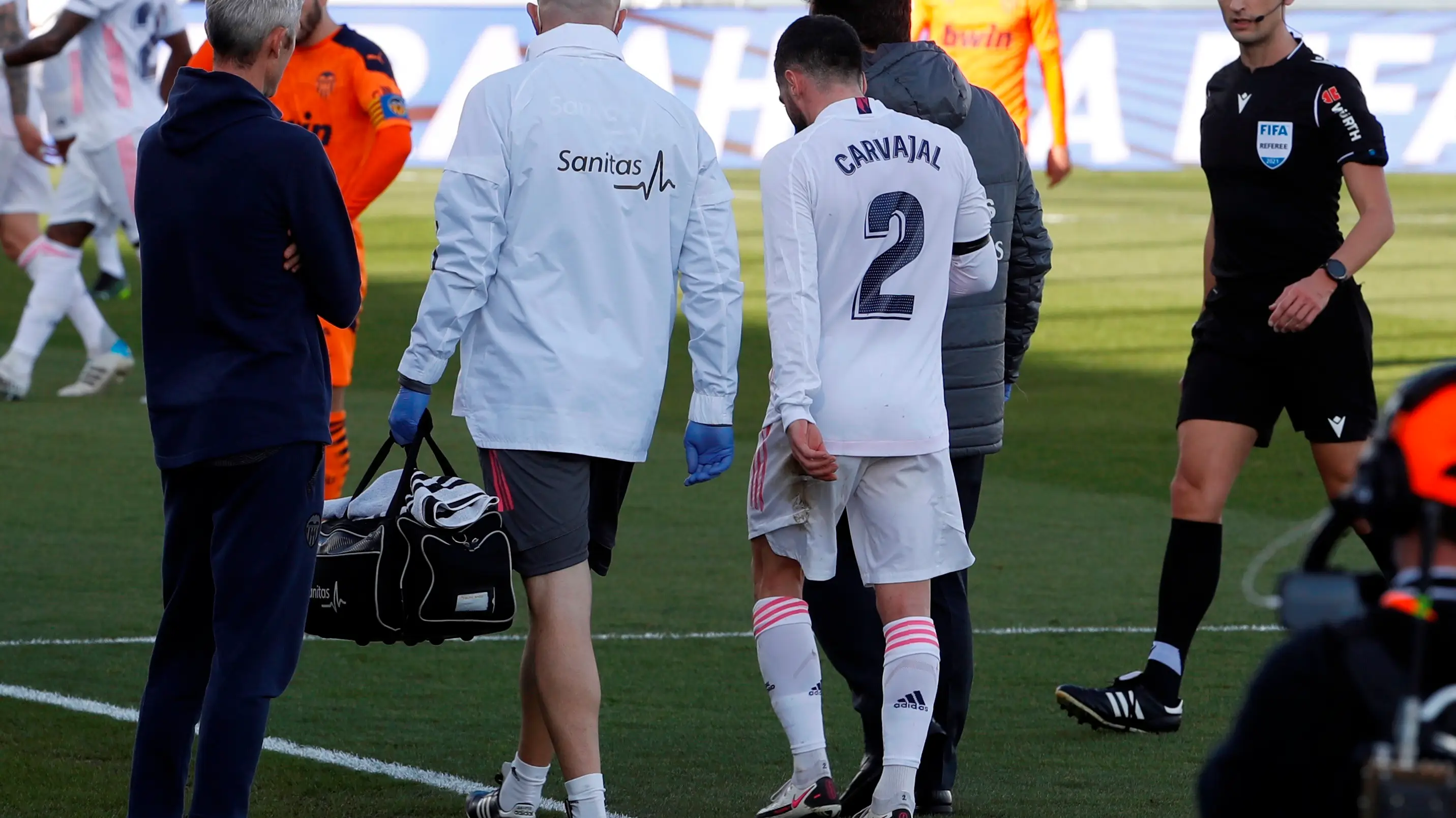 Dani Carvajal se retira lesionado en el partido ante el Valencia Dani Carvajal se retira lesionado en el partido ante el Valencia