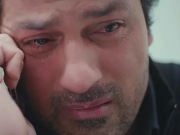 Lágrimas de pena e impotencia de Arif al ver sufrir a Bahar por la muerte de Yeliz Lágrimas de pena e impotencia de Arif al ver sufrir a Bahar por la muerte de Yeliz