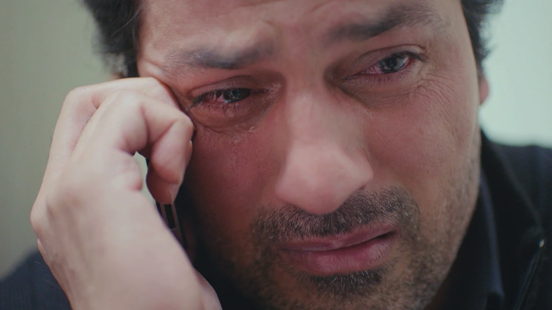 Lágrimas de pena e impotencia de Arif al ver sufrir a Bahar por la muerte de Yeliz