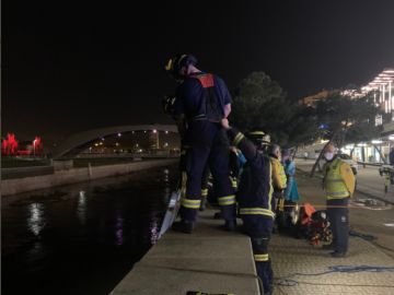 Un hombre cae al río Manzanares de Madrid