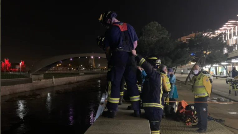 Un hombre cae al r&iacute;o Manzanares de Madrid 