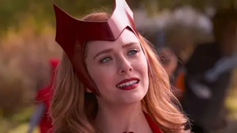 Elizabeth Olsen como Bruja Escarlata WandaVision