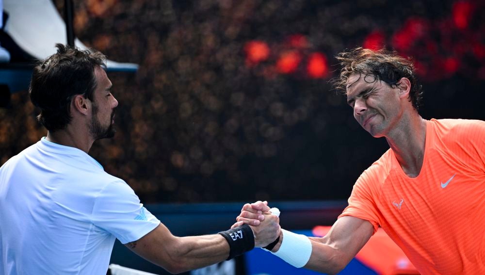 Rafa Nadal estrecha la mano de Fabio Fognini tras su victoria en octavos de final del Open de Australia