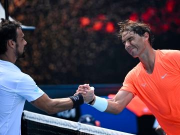 Rafa Nadal estrecha la mano de Fabio Fognini tras su victoria en octavos de final del Open de Australia