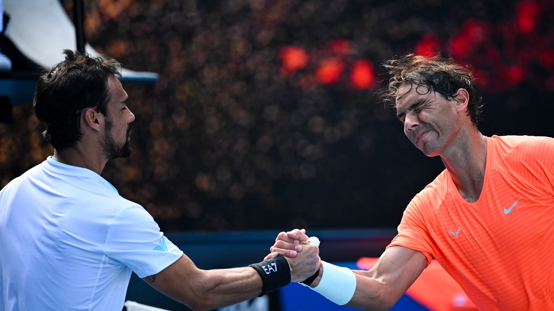 Rafa Nadal estrecha la mano de Fabio Fognini tras su victoria en octavos de final del Open de Australia Rafa Nadal estrecha la mano de Fabio Fognini tras su victoria en octavos de final del Open de Australia