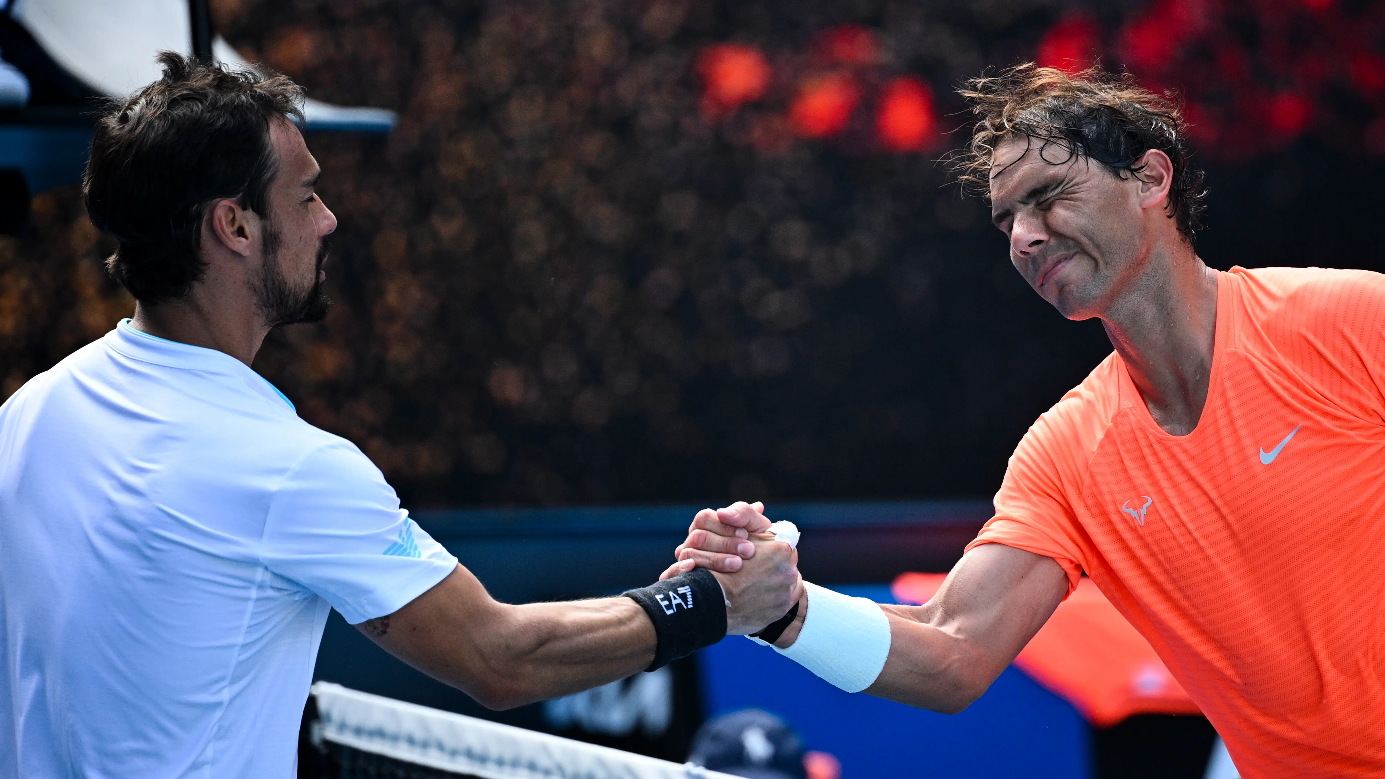 Rafa Nadal estrecha la mano de Fabio Fognini tras su victoria en octavos de final del Open de Australia Rafa Nadal estrecha la mano de Fabio Fognini tras su victoria en octavos de final del Open de Australia