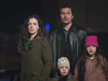 Bahar, Nisan y Doruk son descubiertos por Sarp a punto de escapar Bahar, Nisan y Doruk son descubiertos por Sarp a punto de escapar