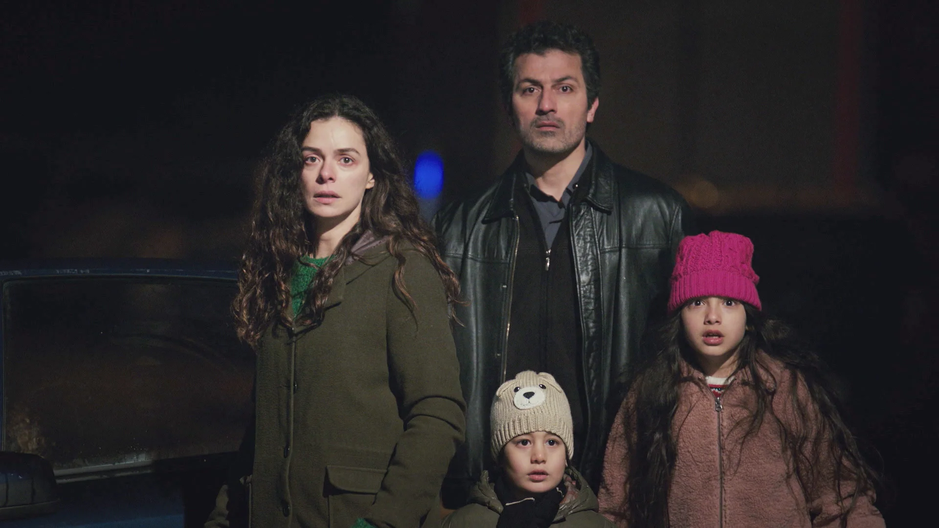 Bahar, Nisan y Doruk son descubiertos por Sarp a punto de escapar Bahar, Nisan y Doruk son descubiertos por Sarp a punto de escapar