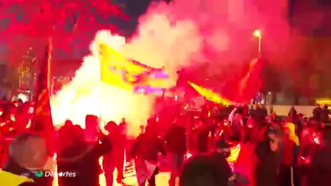 Aglomeraciones y bengalas antes del Barcelona - PSG sin mascarillas ni distancia social contra el coronavirus Aglomeraciones y bengalas antes del Barcelona - PSG sin mascarillas ni distancia social contra el coronavirus