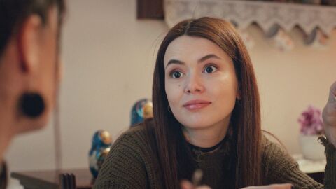 Sirin conoce a Idil y a Emre