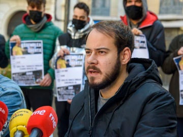 El rapero Pablo Hasél, en una rueda de prensa convocada tras la orden de su ingreso en prisión, en Lleida.