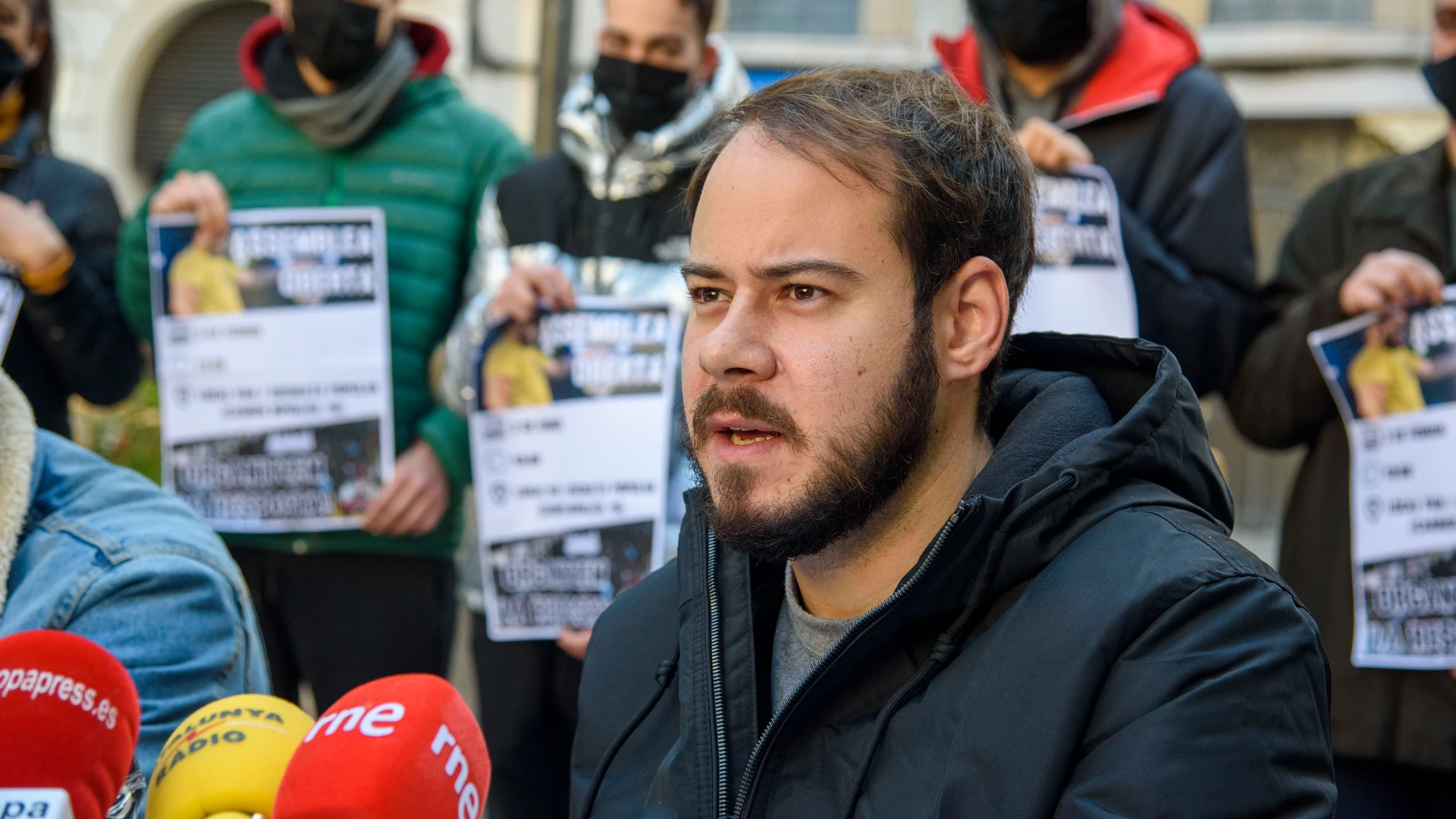 El rapero Pablo Hasél, en una rueda de prensa convocada tras la orden de su ingreso en prisión, en Lleida. El rapero Pablo Hasél, en una rueda de prensa convocada tras la orden de su ingreso en prisión, en Lleida.