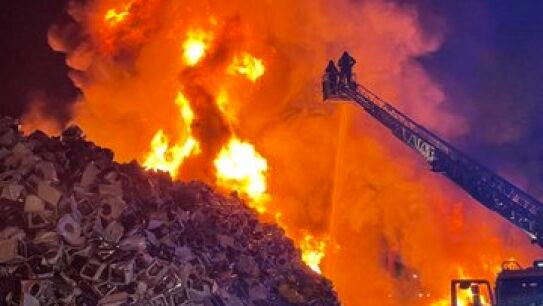 Im&aacute;genes del incendio en esta superficie llena de lavadoras en Legan&eacute;s, Madrid