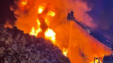 Imágenes del incendio en esta superficie llena de lavadoras en Leganés, Madrid Imágenes del incendio en esta superficie llena de lavadoras en Leganés, Madrid