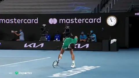 El momento en que Djokovic destroza su raqueta en el Open de Australia: "Recuperé mi concentración entonces" El momento en que Djokovic destroza su raqueta en el Open de Australia: "Recuperé mi concentración entonces"