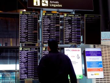 Un hombre observa un panel de llegadas en el Aeropuerto Adolfo Suárez Madrid Barajas.