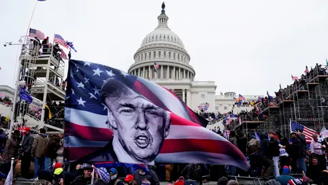 Partidarios de Donald Trump, durante el asalto al Capitolio Partidarios de Donald Trump, durante el asalto al Capitolio