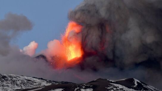 El volc&aacute;n Etna entra en erupci&oacute;n