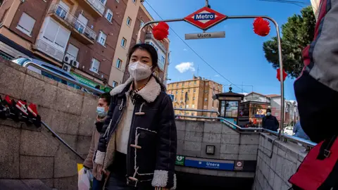 Una mujer sale del metro de Usera en Madrid. Coronavirus