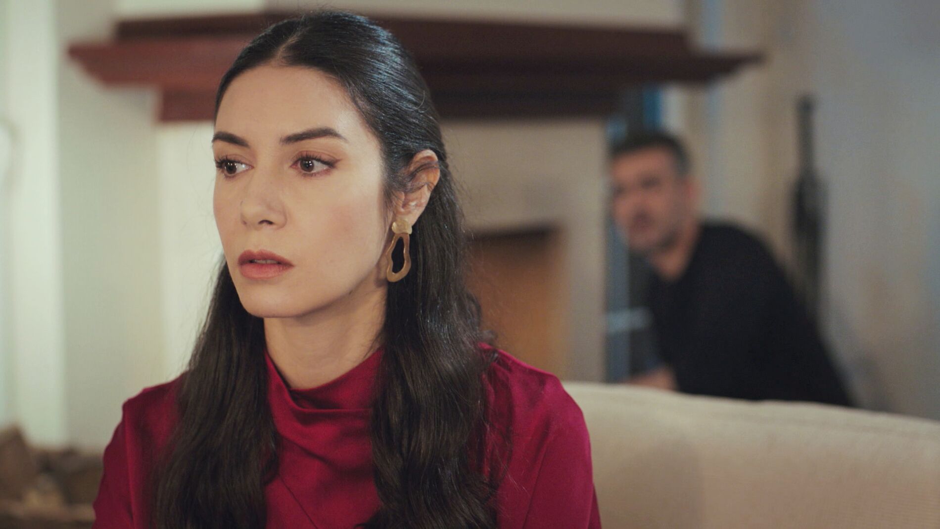 Piril provoca a Sarp alimentando sus celos