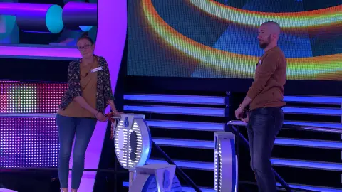 ¡Esposados al plató! La reivindicativa protesta de Bea y Nico para concursar en ‘¡Ahora caigo!’ ¡Esposados al plató! La reivindicativa protesta de Bea y Nico para concursar en ‘¡Ahora caigo!’