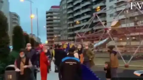 La policía local de Vigo desaloja parques por exceso de aforo de padres y niños La policía local de Vigo desaloja parques por exceso de aforo de padres y niños