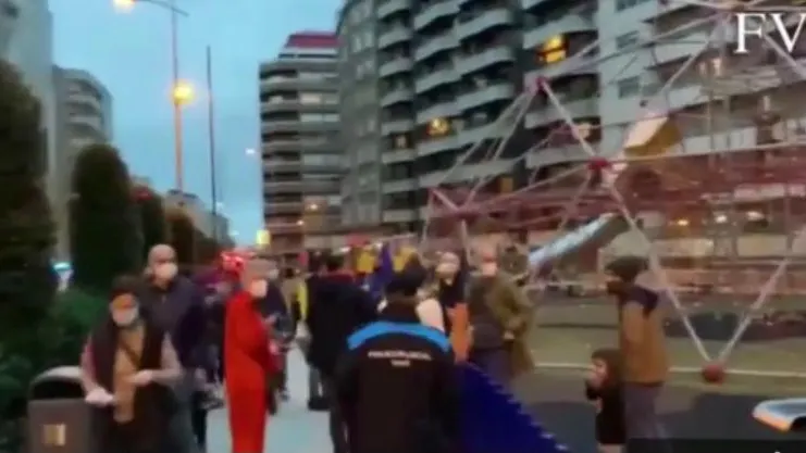 La policía local de Vigo desaloja parques por exceso de aforo de padres y niños La policía local de Vigo desaloja parques por exceso de aforo de padres y niños