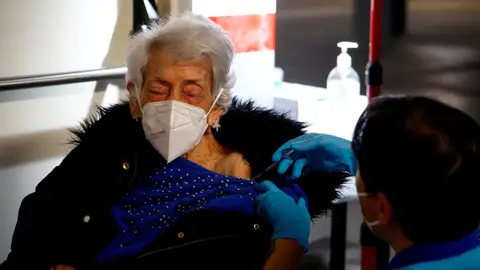 Una mujer recibe la vacuna contra el coronavirus. Vacuna coronavirus