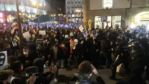 Enfrentamientos entre la policía y seguidores de Pablo Hasél en el centro de Madrid Enfrentamientos entre la policía y seguidores de Pablo Hasél en el centro de Madrid