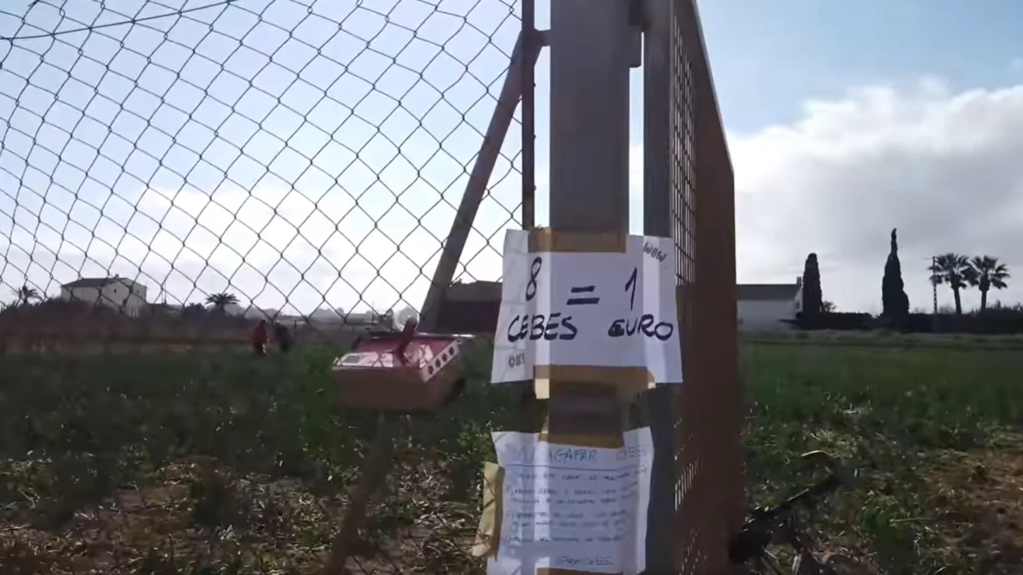 Cartel en la puerta de la venta directa en la huerta de Meliana.