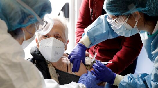 Dos sanitarias vacunan a una anciana en una residencia