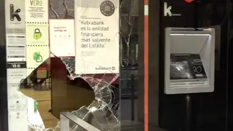 Destrozos en una calle de Barcelona Destrozos en una calle de Barcelona