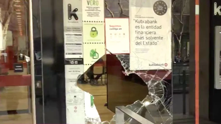 Destrozos en una calle de Barcelona Destrozos en una calle de Barcelona