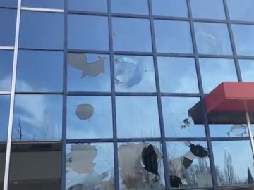 La comisaría de los Mossos en Vic y sus cámaras de seguridad totalmente destrozadas tras los disturbios por la detención de Pablo Hasél