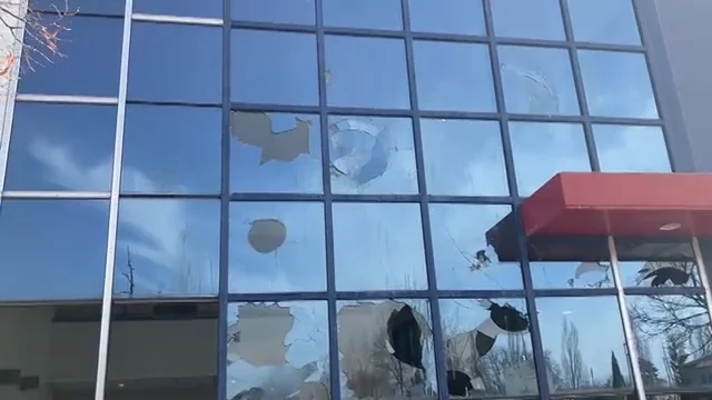 La comisaría de los Mossos en Vic y sus cámaras de seguridad totalmente destrozadas tras los disturbios por la detención de Pablo Hasél La comisaría de los Mossos en Vic y sus cámaras de seguridad totalmente destrozadas tras los disturbios por la detención de Pablo Hasél