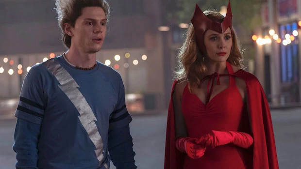 Evan Peters y Elizabeth Olsen en 'WandaVision' Evan Peters y Elizabeth Olsen en 'WandaVision'