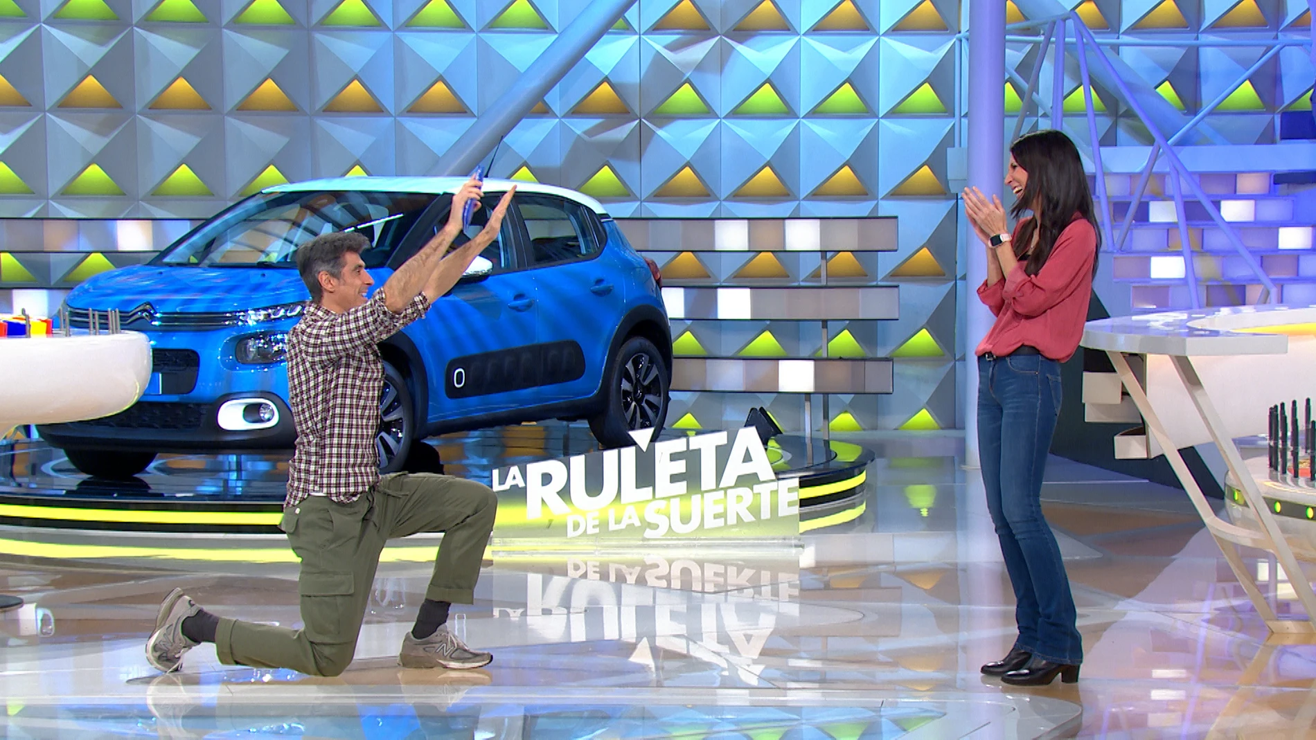 Jorge Fernández se arrodilla ante Marta por su imponente juego en ‘La ruleta de la suerte’