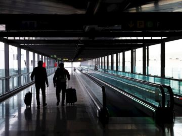 España impone cuarentena obligatoria a los pasajeros procedentes de Brasil y Sudáfrica
