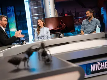 Michelle Jenner y Hugo Silva se ponen tiernos al hablar de 'Los hombres de Paco': "Es como estar con la familia" Michelle Jenner y Hugo Silva se ponen tiernos al hablar de 'Los hombres de Paco': "Es como estar con la familia"