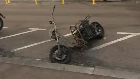 Moto quemada disturbios detención Pablo Hasél Moto quemada disturbios detención Pablo Hasél