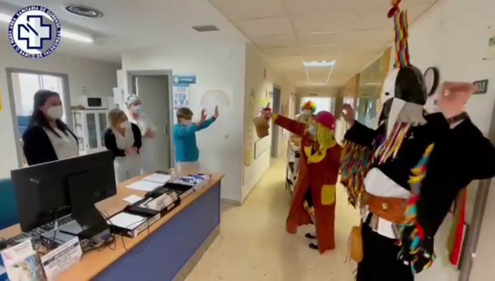 Carnaval en el hospital de Ourense para levantar el ánimo a sanitarios y pacientes con el espíritu del entroido